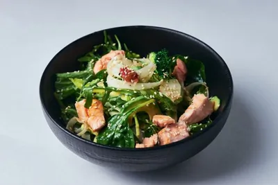 Овощной салат с лососем