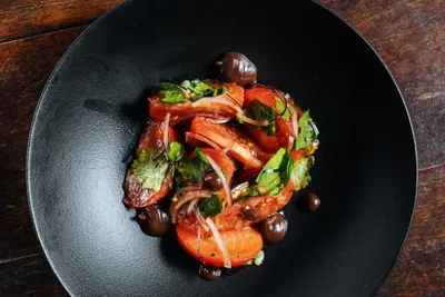 Салат со спелыми томатами и кремом из лукового мармелада