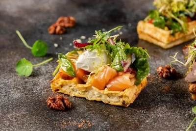 Брускетта с лососем на картофельной вафле