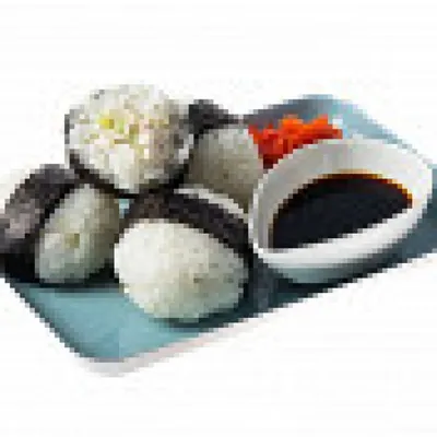 Японские рисовые шарики с курицей и сельдереем