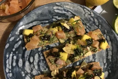 Тартар из лосося со снытью