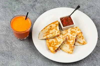 Кесадилья с курицей и шампиньонами