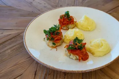 Деликатные котлетки из индейки с лечо и картофельным пюре