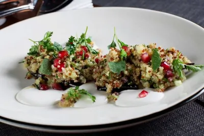 Запеченный баклажан с табуле из киноа