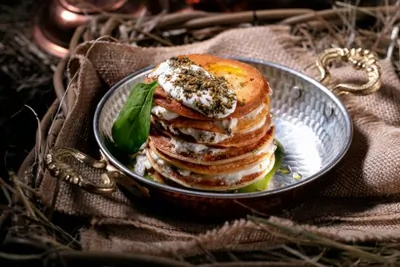 Нутовые блины с баклажанами и йогуртом