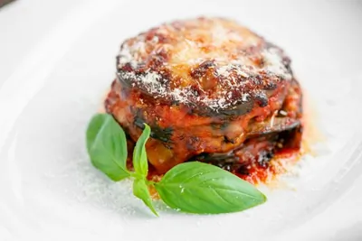 Пармиджана с сыром моцарелла и пармезаном