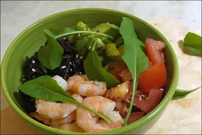 Боул с креветками, авокадо и черным рисом