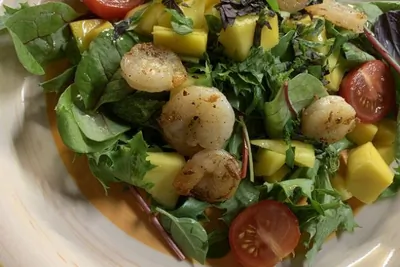 Зеленый салат с креветками и манго