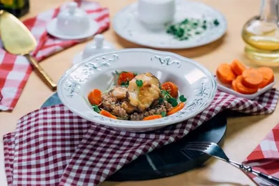 Мини-стейки из черного гренадера с гречкой и морковью