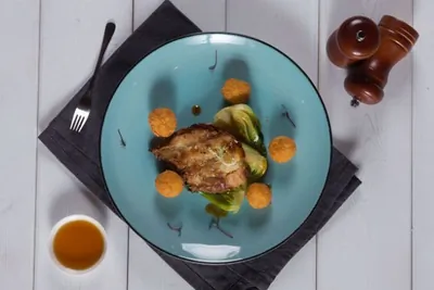 Жареный черный гренадер с капустой пак-чой