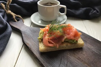 Брускетта с пастой из авокадо и семгой