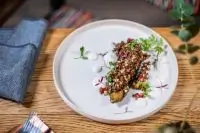 Запеченный баклажан с табуле из киноа и сметаной