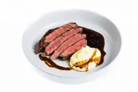 Стейк флэт-айрон с можжевеловым соусом и картофельным пюре