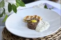 Тартар из оленя с теплым муссом из пармезана и хрустящими гренками