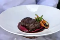 Филе оленя с муссом из свеклы и соусом красное вино