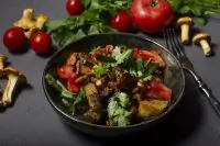 Салат с лисичками, баклажанами и кинзой