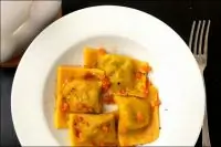 Тыквенные равиоли с начинкой из сыров и шпината