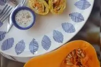 Яичный рулет с пряной тыквой и творожным сыром