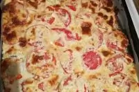 Печеные сырные кабачки с помидорами и чесночным соусом