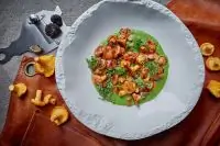 Лисички в сметанно-луковом соусе