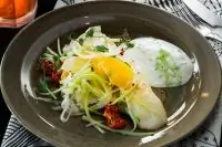 Палтус с салатом из фенхеля и йогуртом