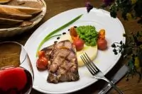 Говяжий язык на гриле с картофельным пюре и зеленым горошком