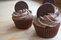 Шоколадные капкейки с печеньем и маскарпоне