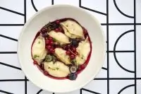 Вареники с творогом, ягодным соусом и сметаной