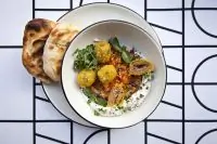 Козий сыр с жареными оливками и соусом из печеных перцев