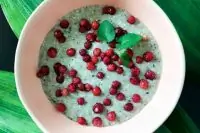 Конопляная каша с кокосовым молоком и сезонными ягодами