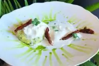 Кукурузная каша с зеленью, страчателлой и вялеными томатами