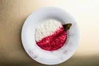 Рисовая каша на кокосовом молоке с каффирским лаймом и свекольной пылью