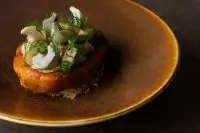 «Крошка-картошка» с солеными грибами, маринованными огурцами и нерафинированным маслом