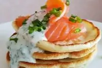 Оладьи с зеленью, с лососем и соусом из хрена и кефира