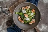 Паппарделле из кабачков с креветками и песто