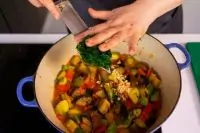 Овощное рагу с сезонными овощами