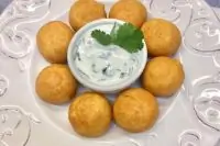 Гороховые крокеты с сыром, мацони и кинзой