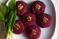 Пхали из свеклы с листьями салата