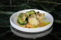 Цветная капуста и брокколи с ореховым соусом