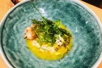 Салат из авокадо с дыней и креветками в бульоне из манго