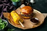 Бургер с розовыми помидорами