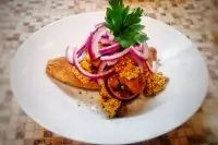 Жареная сельдь с горчицей и красным луком