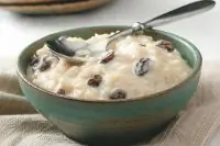 Рисовая каша на молоке с изюмом