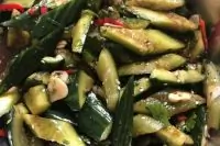 Битые огурцы с орехами кешью