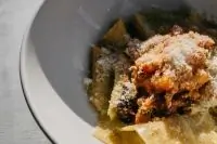 Паппарделле с соусом песто и рагу из ягненка