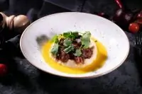 Баранья лопатка в соусе с черным перцем и с пюре из сельдерея и облепихой