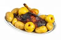 Утка с яблоками и картофелем
