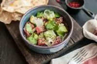 Салат с филе тунца и огурцами в азиатской заправке