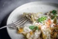 Картофельные вареники с тушеными овощами