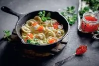 Пельмени с копченым лососем в сливочном соусе